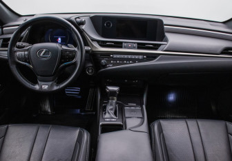 Подержанный автомобиль Lexus ES 2020 года (13 фото)