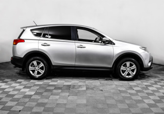 Подержанный автомобиль Toyota RAV4 2013 года (4 фото)