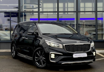 Подержанный автомобиль Kia Carnival 2019 года (3 фото)