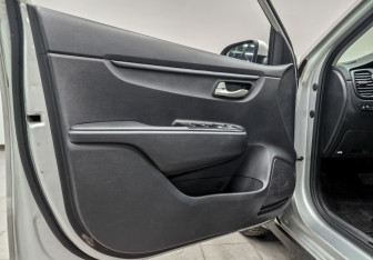 Подержанный автомобиль Kia Rio Hatchback 2021 года (19 фото)