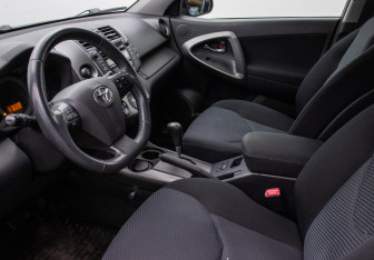 Подержанный автомобиль Toyota RAV4 2011 года (10 фото)