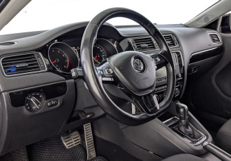 Подержанный автомобиль Volkswagen Jetta Sedan 2018 года (15 фото)