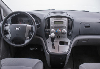 Подержанный автомобиль Hyundai H-1 2015 года (12 фото)