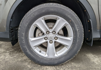 Подержанный автомобиль Toyota RAV4 2014 года (18 фото)