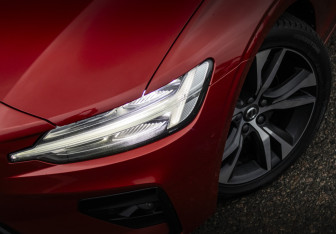 Подержанный автомобиль Volvo S60 2019 года (2 фото)