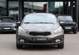 Подержанный автомобиль Kia Ceed Hatchback 2013 года (2 фото)