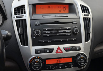 Подержанный автомобиль Kia Ceed Hatchback 2009 года (13 фото)