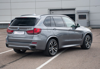 Подержанный автомобиль BMW X5 2016 года (6 фото)