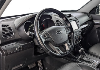 Подержанный автомобиль Kia Sorento 2016 года (15 фото)