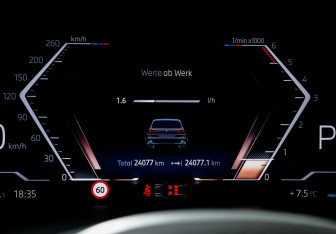 Подержанный автомобиль BMW X5 2025 года (11 фото)