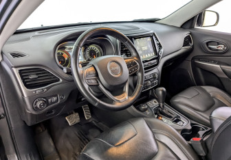 Подержанный автомобиль Jeep Cherokee 2018 года (16 фото)
