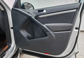 Подержанный автомобиль Volkswagen Tiguan 2013 года (22 фото)