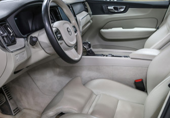 Подержанный автомобиль Volvo XC60 2018 года (16 фото)