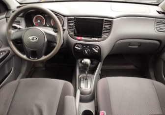 Подержанный автомобиль Kia Rio Sedan 2010 года (9 фото)