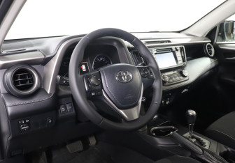 Подержанный автомобиль Toyota RAV4 2015 года (13 фото)