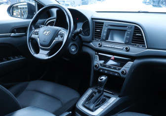 Подержанный автомобиль Hyundai Elantra Sedan 2017 года (12 фото)