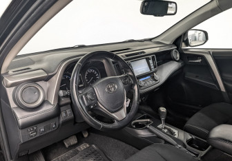 Подержанный автомобиль Toyota RAV4 2017 года (15 фото)