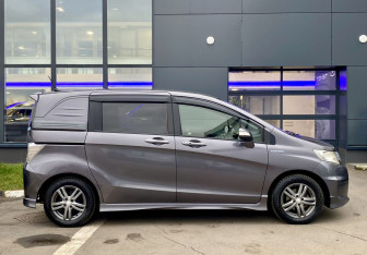 Подержанный автомобиль Honda Freed 2013 года (4 фото)