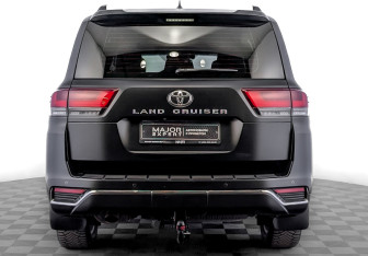 Подержанный автомобиль Toyota Land Cruiser Suv 2021 года (6 фото)