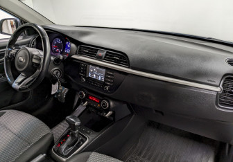 Подержанный автомобиль Kia Rio Sedan 2017 года (19 фото)