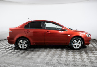 Подержанный автомобиль Mitsubishi Lancer Sedan 2010 года (4 фото)