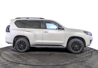 Подержанный автомобиль Toyota Land Cruiser Prado 2021 года (4 фото)