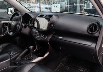Подержанный автомобиль Toyota RAV4 2011 года (7 фото)