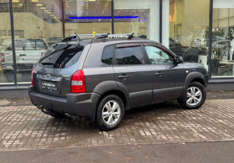 Подержанный автомобиль Hyundai Tucson 2008 года (8 фото)