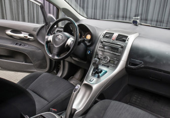 Подержанный автомобиль Toyota Auris Hatchback 2009 года (9 фото)