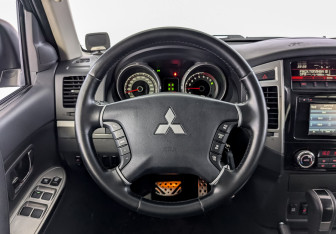 Подержанный автомобиль Mitsubishi Pajero 2014 года (22 фото)