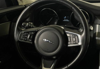 Подержанный автомобиль Jaguar XF Sedan 2019 года (14 фото)