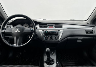 Подержанный автомобиль Mitsubishi Lancer Wagon 2007 года (12 фото)
