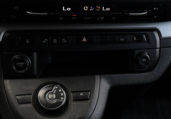 Подержанный автомобиль Peugeot Traveller 2020 года (22 фото)