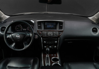 Подержанный автомобиль Nissan Pathfinder 2015 года (12 фото)