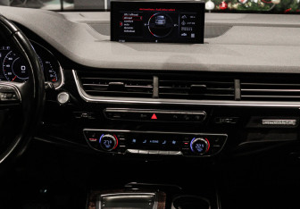 Подержанный автомобиль Audi Q7 2016 года (13 фото)