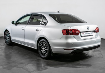 Подержанный автомобиль Volkswagen Jetta Sedan 2012 года (7 фото)