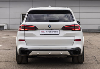 Подержанный автомобиль BMW X5 2021 года (6 фото)