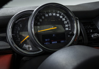 Подержанный автомобиль MINI Hatch 2020 года (12 фото)