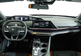 Подержанный автомобиль Changan UNI-V 2023 года (12 фото)