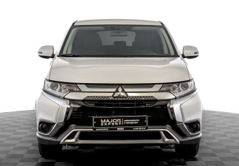 Подержанный автомобиль Mitsubishi Outlander 2020 года (2 фото)