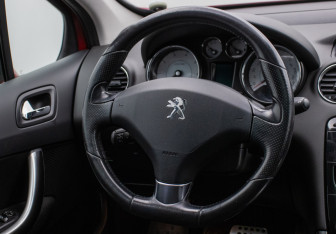 Подержанный автомобиль Peugeot 308 Hatchback 2011 года (15 фото)