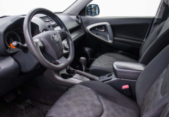 Подержанный автомобиль Toyota RAV4 2012 года (9 фото)