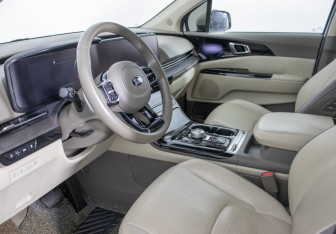 Подержанный автомобиль Kia Carnival 2020 года (10 фото)