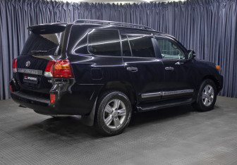 Подержанный автомобиль Toyota Land Cruiser Suv 2012 года (5 фото)