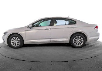 Подержанный автомобиль Volkswagen Passat Sedan 2019 года (8 фото)