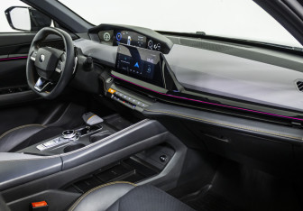 Подержанный автомобиль Changan UNI-V 2023 года (9 фото)