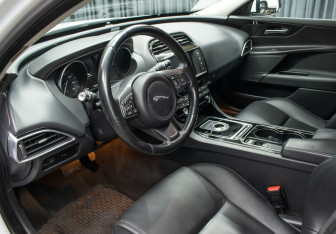 Подержанный автомобиль Jaguar XE 2016 года (15 фото)
