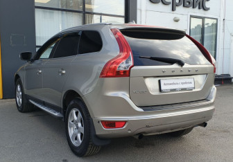 Подержанный автомобиль Volvo XC60 2010 года (7 фото)