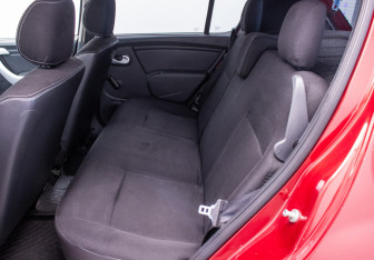 Подержанный автомобиль Renault Sandero 2012 года (11 фото)