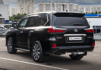 Подержанный автомобиль Lexus LX 2017 года (7 фото)